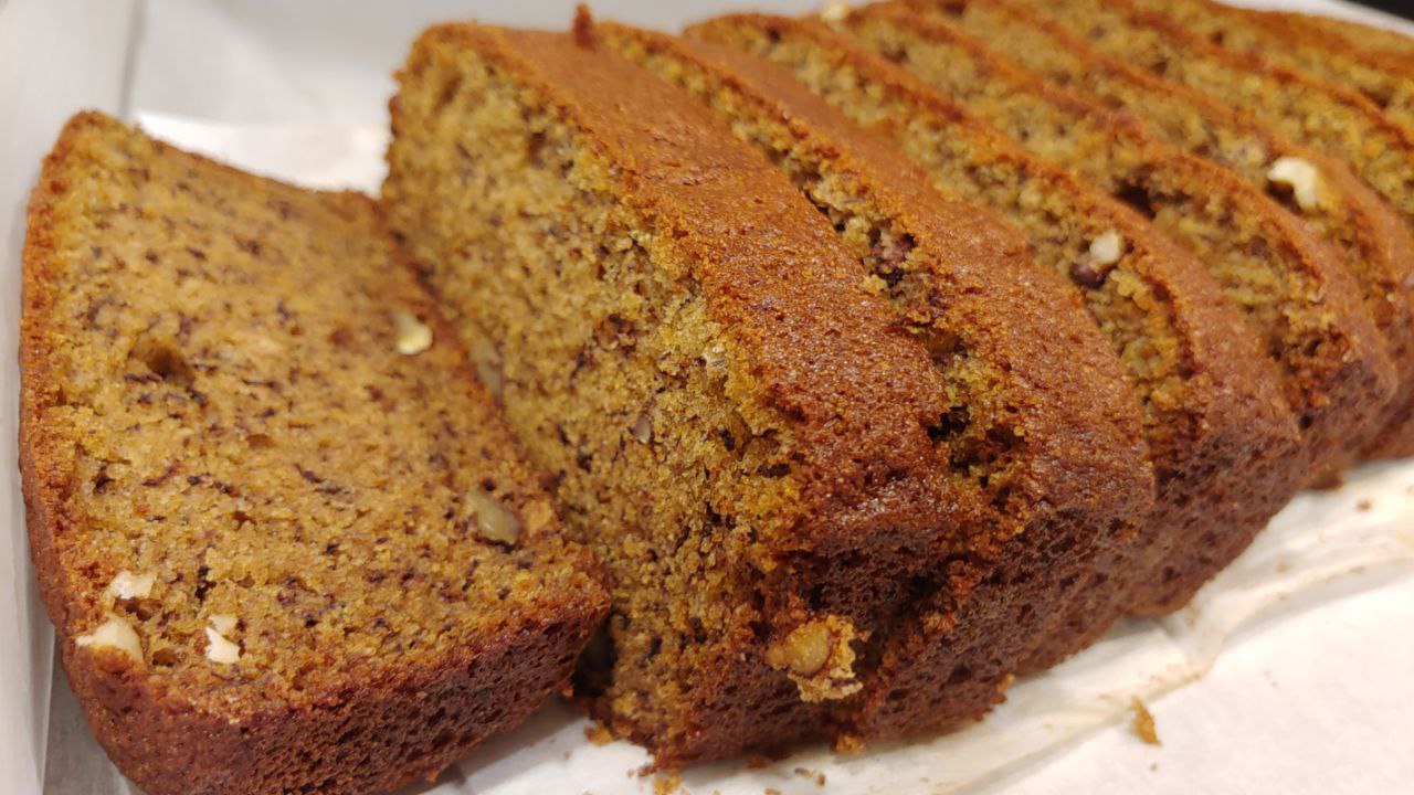 Best Moist Banana Bread Recipe (Easy & Foolproof)